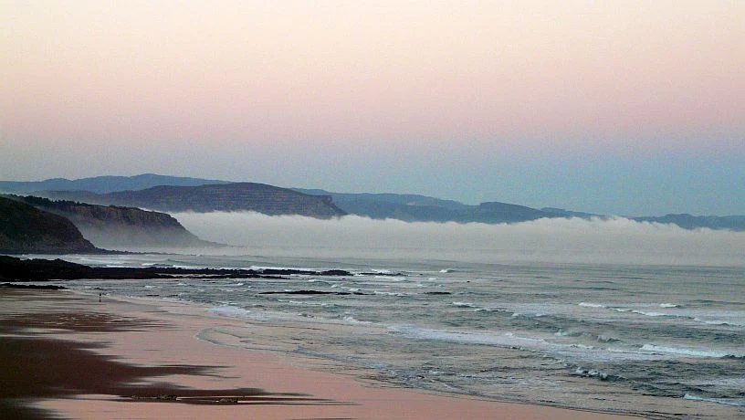 Amanecer nublado en la playa de Sopelana