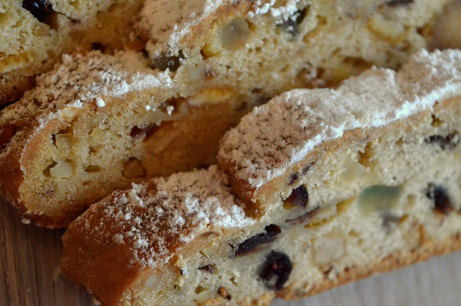 Mein erster Stollen - ohne Rosinen - dafür mit Marzipan und Cranberries