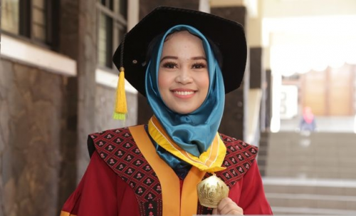 Ambil Tema Skripsi #2019GantiPresiden, Mahasiswi Unpad Ini Jadi Wisudawati Terbaik