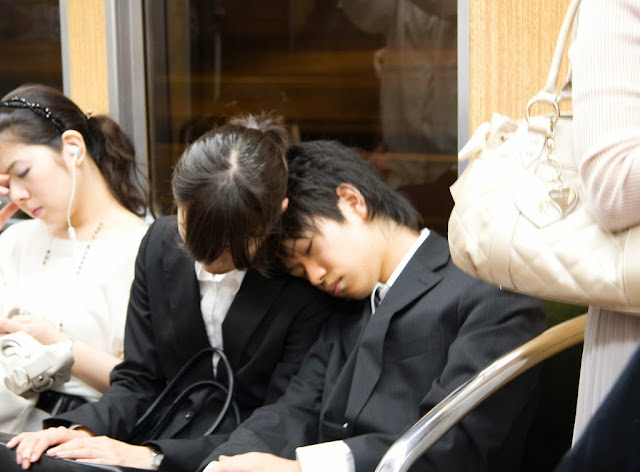 Japoneses durmiendo en el tren