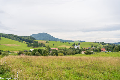 To samo ujęcie z nieco większej wysokości: Busov i cerkiew w Izbach