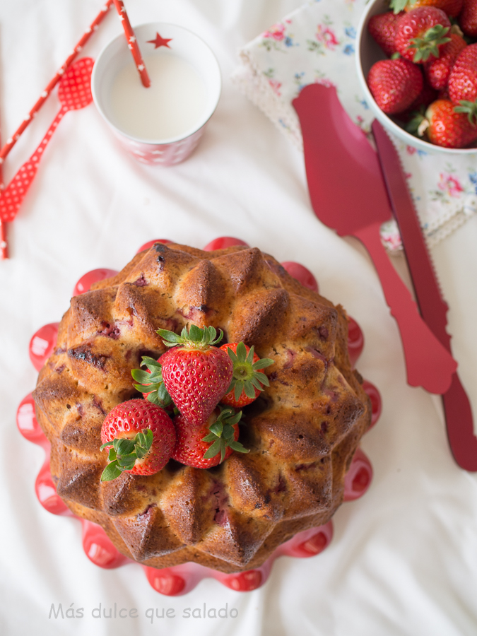 Bizcocho de nata con fresas.