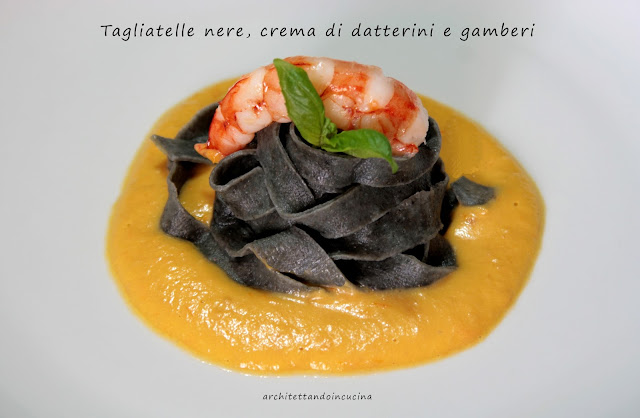 tagliatelle nere con crema di datterini gialli e gamberi