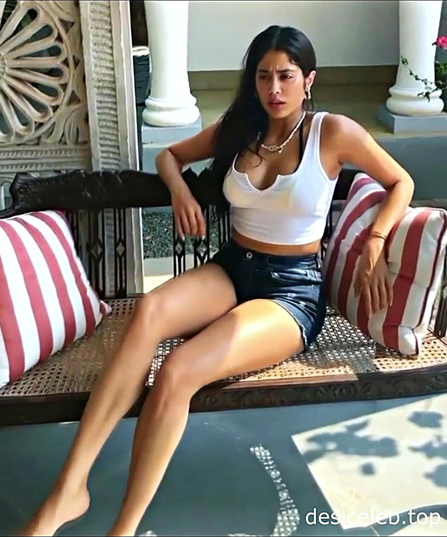 Janhvi Kapoor Cleavage,Janhvi Kapoor deep cleavage, Janhvi Kapoor boobs, Janhvi Kapoor in vacation, Janhvi Kapoor sexy stills