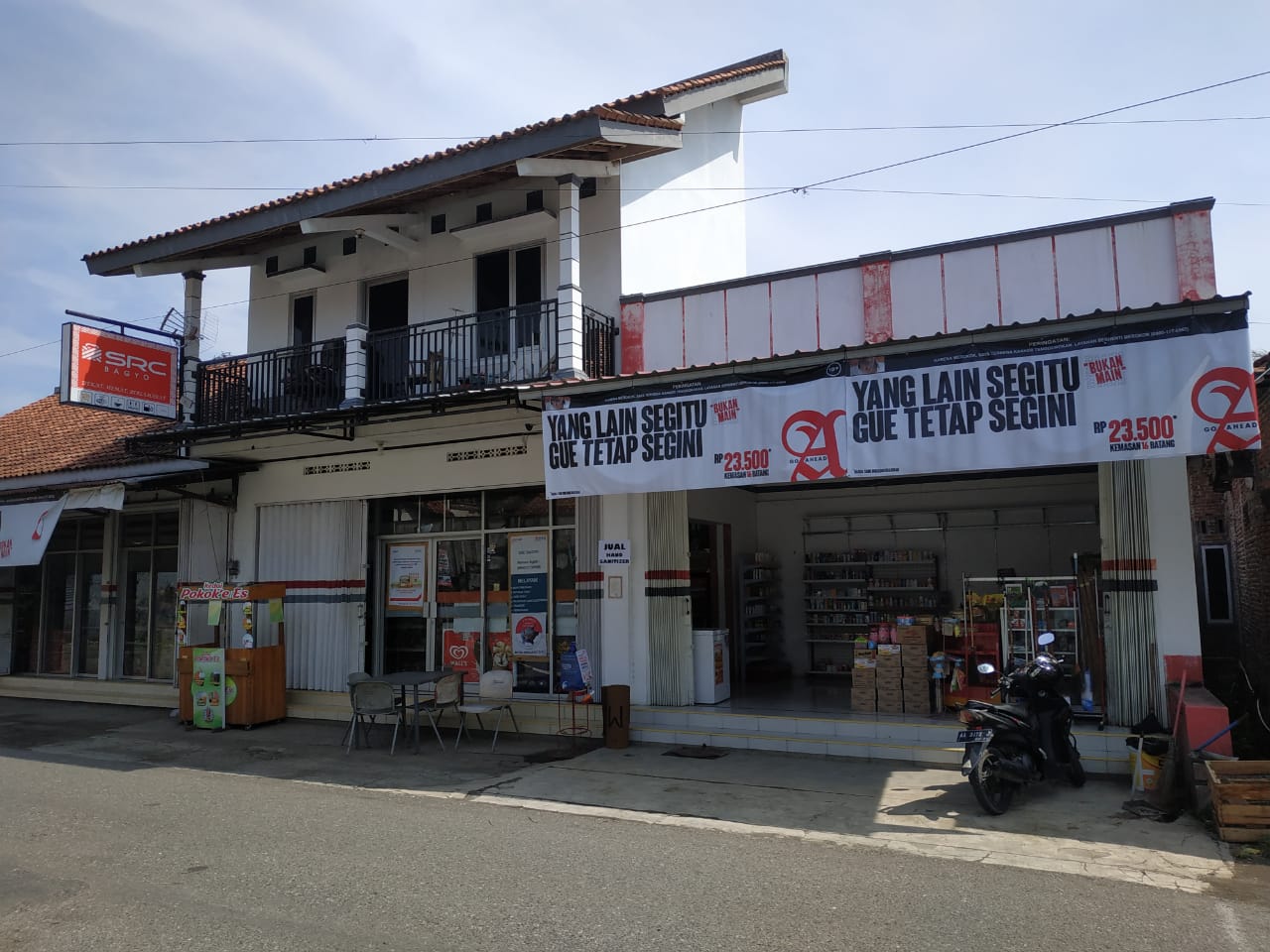 Sebelum masuk, saya cuci tangan dulu. Kebetulan sudah ...