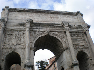 αψίδα του Σέπτιμου Σέβηρου στην αρχαία αγορά της Ρώμης