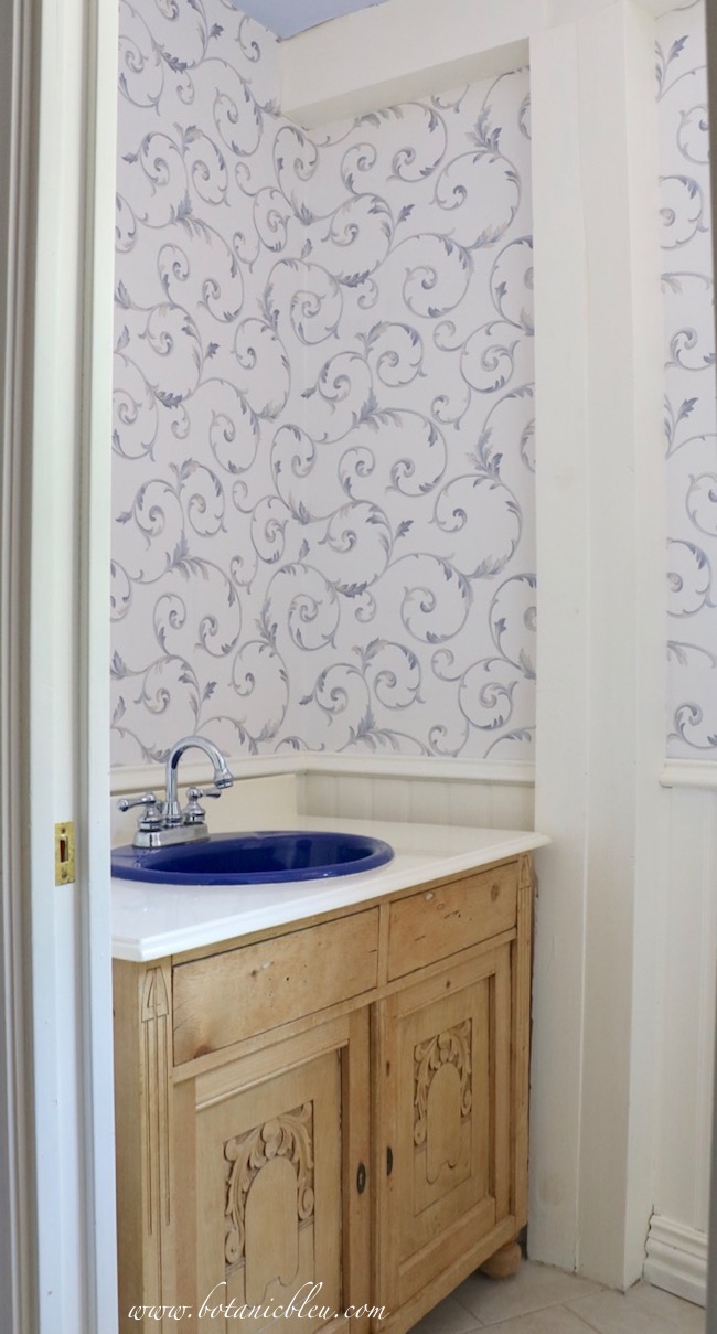French Country Leaf Scroll Wallpaper
