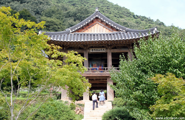 Coreanos paseando por el templo Buseoksa