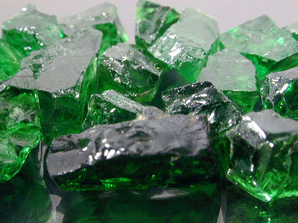Кристаллический зеленый. Цаворит минерал. Камень зеленый цаворит. Зеленый камень полудрагоценный изумруд. Зеленый минерал Кристалл полудрагоценный.