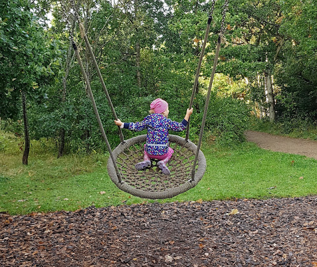 Urlaub auf Fanø mit Kindern: 4 Outdoor-Ausflüge für Familien. Dieser Spielplatz hat eine schöne Schaukel und ist für Kleinkinder besonders geeignet.