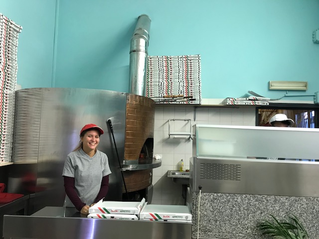 イタリアのフェルノのピザ屋さん　写真を撮らせてくれたピザ屋さんのかわいい店員さん