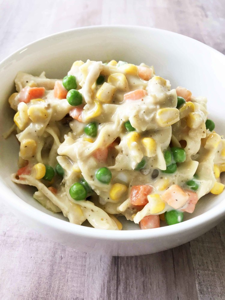 Healthified Chicken Noodle Casserole - An updated and healthified twist on a classic casserole that will fill your family up! Perfect for weeknight dinners. Chicken. Noodles. Veggies. Yum!