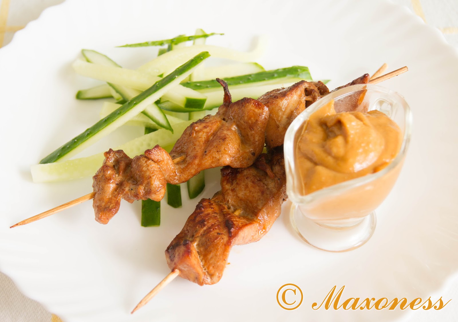 Куриные шашлычки в соевом соусе. Шашлычок из курицы с кунжутом на шпажке. Шашлык из курицы в соевом соусе. Шашлык из филе курицы. Шашлык куриный.