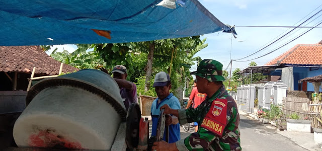 Babinsa Desa Pengkok Bantu Warga Masyarakat Pembangunan Mushola