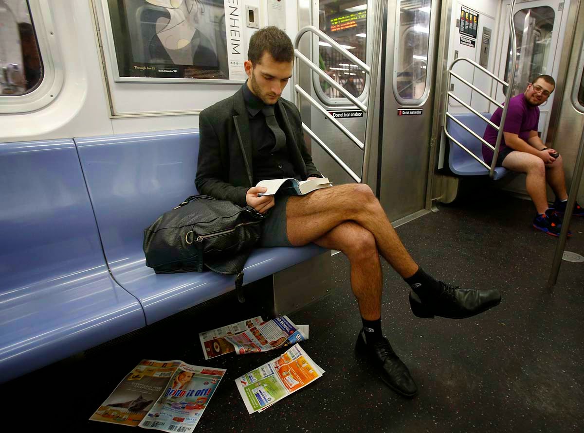 Книга продавец без штанов. Мужчина в метро. Парни без штанов. В метро без штанов. Юноша в метро.