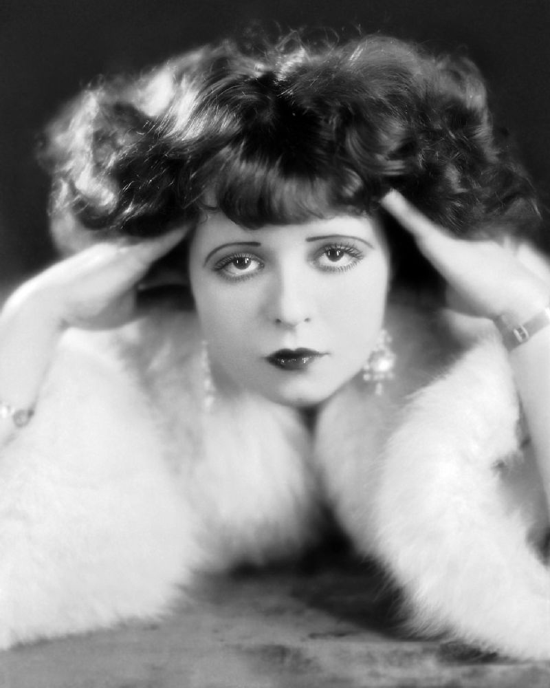 10 Beautiful Portraits of Clara Bow With Her Dreaming Eyes From the ...