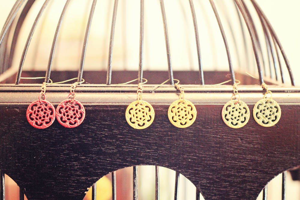 sassafras spray paint your earrings diy