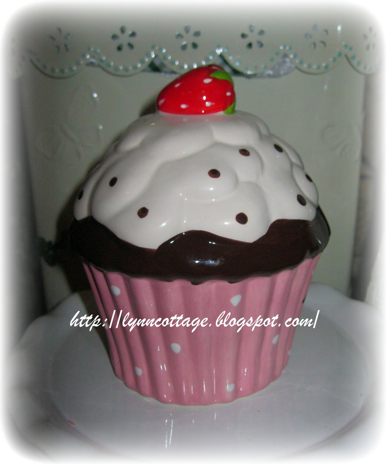 lynn's cottage CERAMIC & CANISTER CUPCAKE......