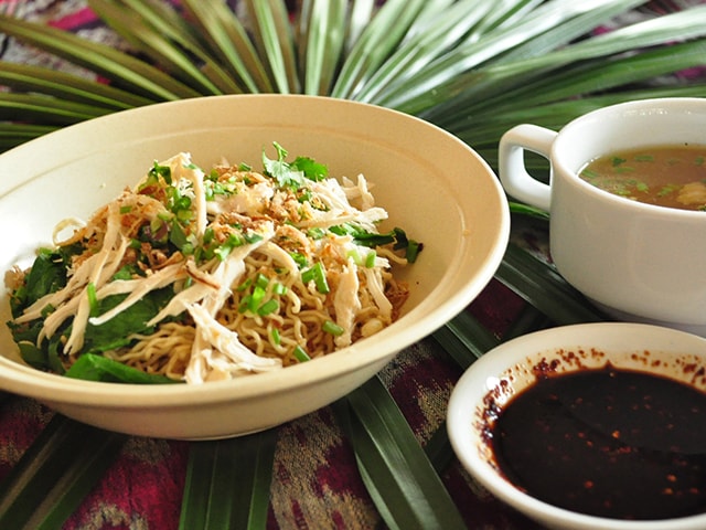 mee kolok sarawak simple sedap abang terlajak laris. 