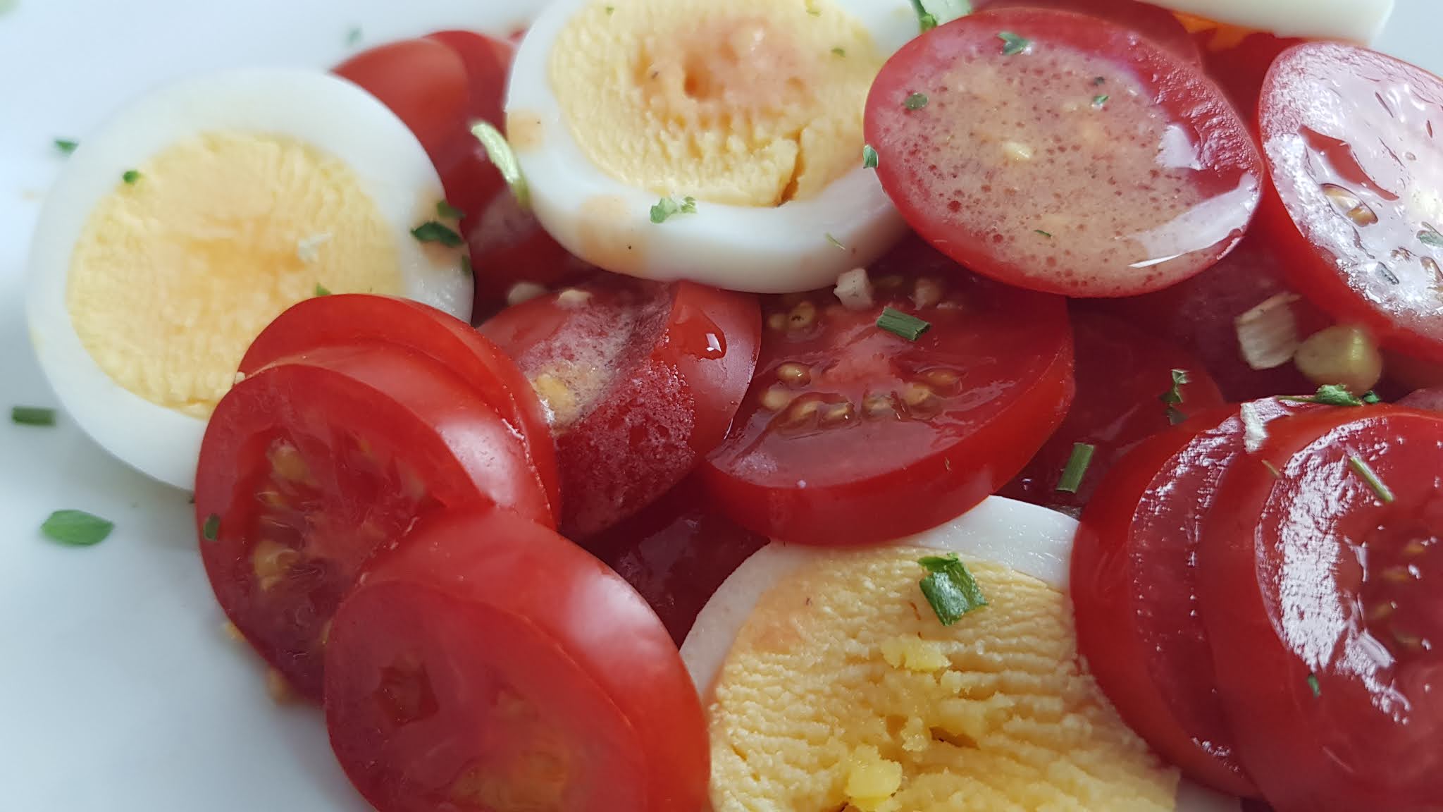 lauwarmer Tomatensalat mit Ei