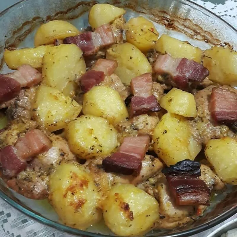 Sobrecoxa assada com batatas e bacon