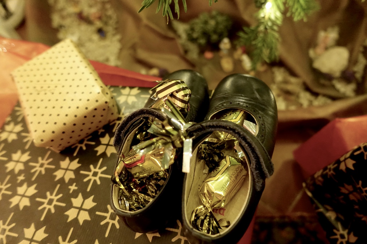 EMILIE JOHNSON: Noël in Provence: Souliers et Crèche Santons