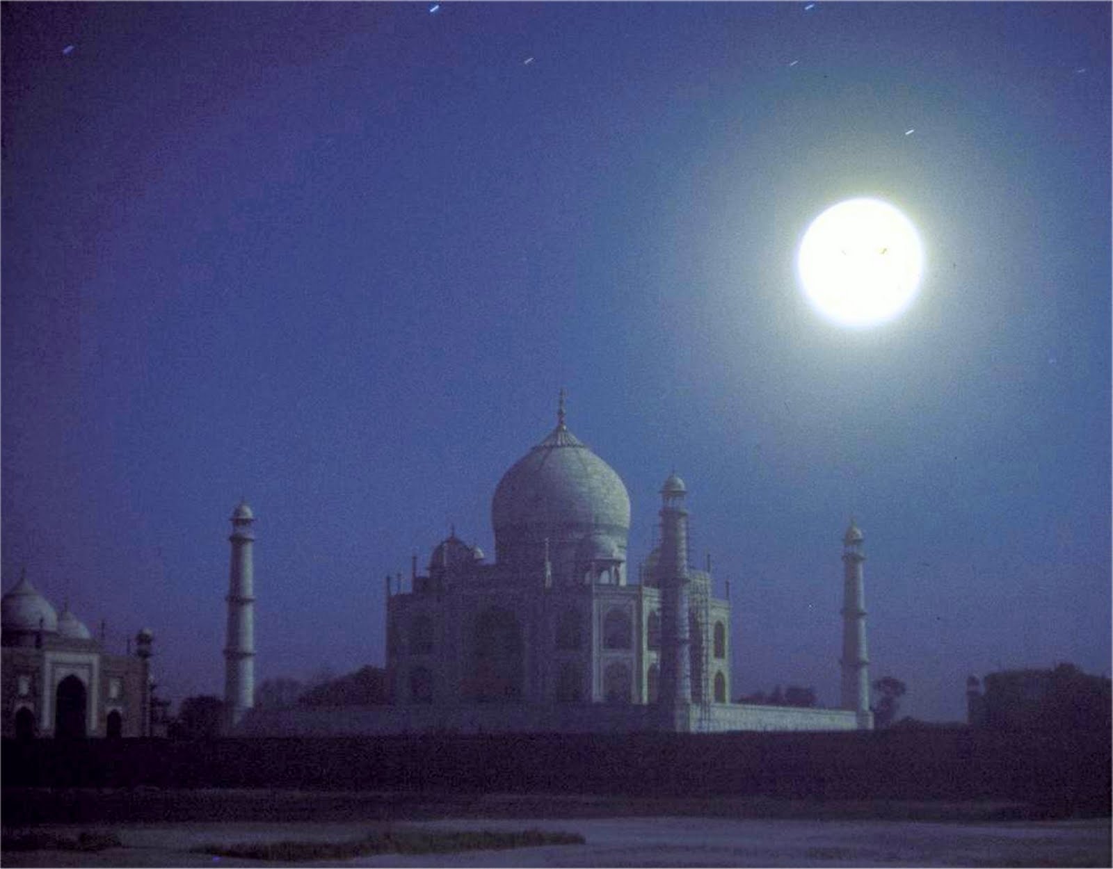 Как будет арабская ночь. Тадж Махал минареты. Тадж-Махал Индия ночью. Тадж Махал в лунном свете.