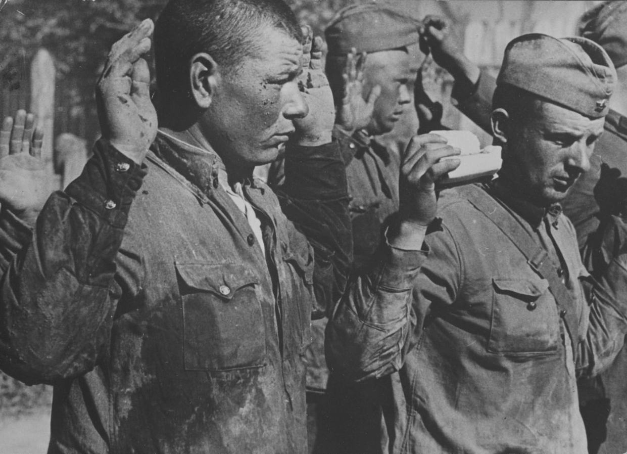 Количество советских военнопленных. Пленные красноармейцы азиаты. Пленные красноармейцы лето 1941. Военнопленные советские солдаты 1941.