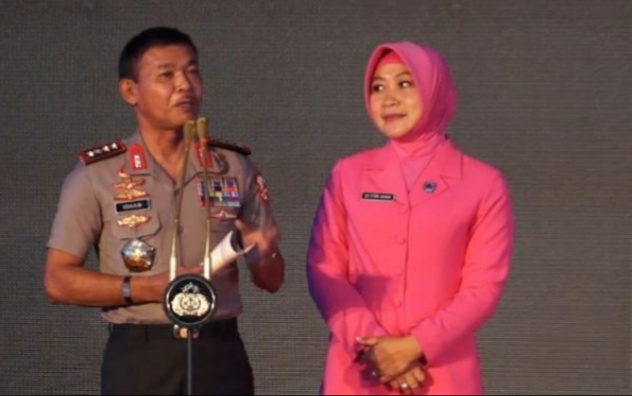 Moment Spesial Kapolri Persembahkan Lagu untuk Wakapolri - SUARA BAMEGA