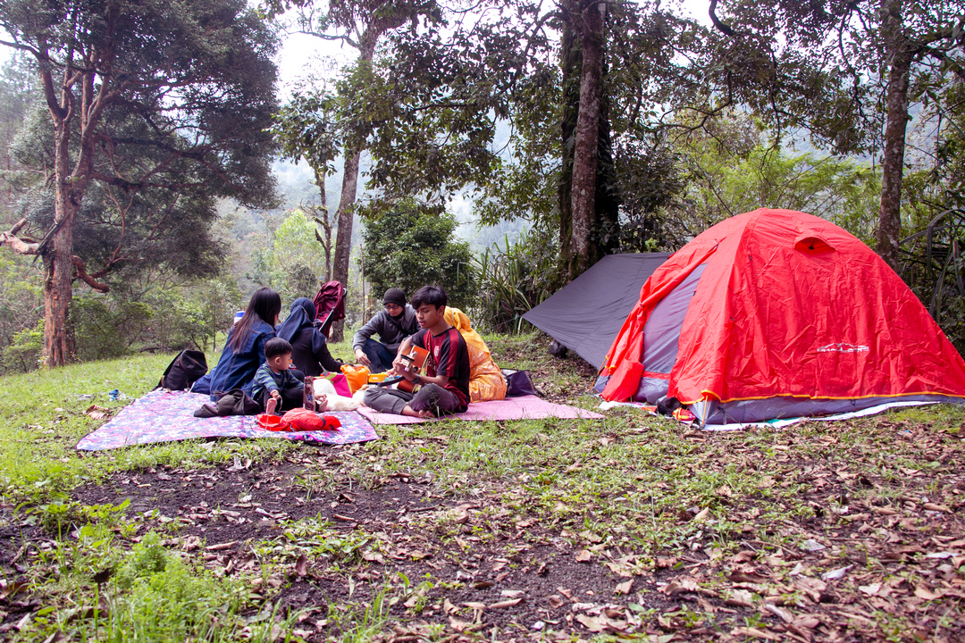 Daniel camping once a month. Влюбленные в палатке. Гора тритранс хамар дабан. Пара в палатке. Naturehike force ul 2.
