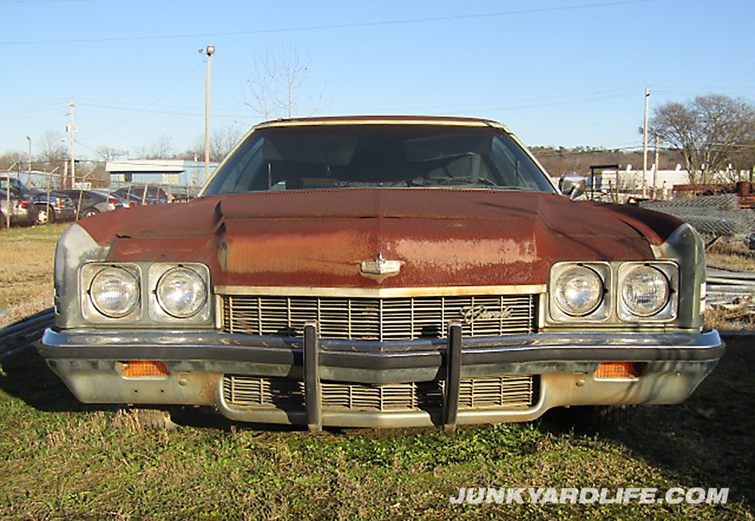 Scene dosis Landskab Junkyard Life: Classic Cars, Muscle Cars, Barn finds, Hot rods and part  news: Cars in Yards: Grandma's 1972 Chevy Caprice big block, 4-door hardtop