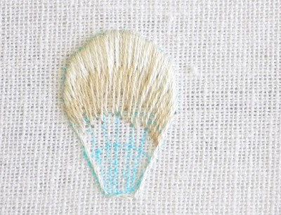 Sử dụng tông chỉ màu đậm hơn thêu lớp thứ 2