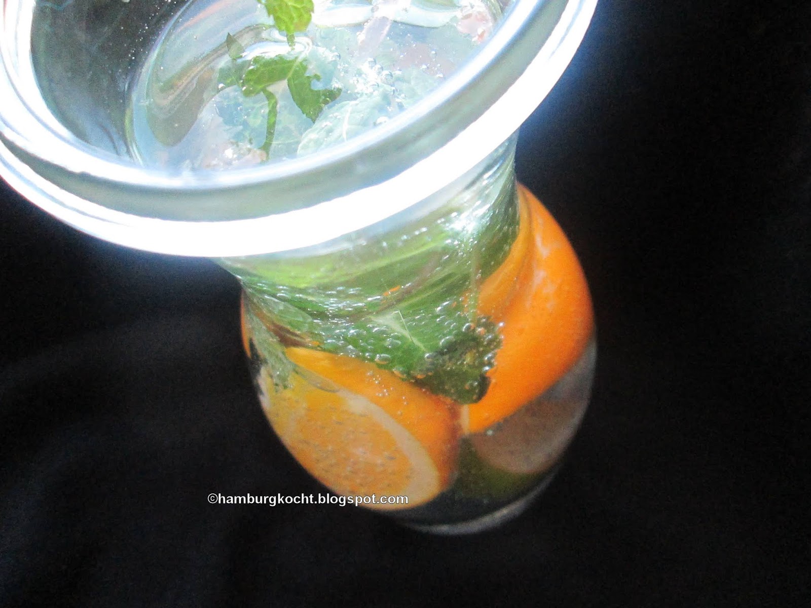 Hamburg kocht!: Infused Water mit Apfelsine und Minze