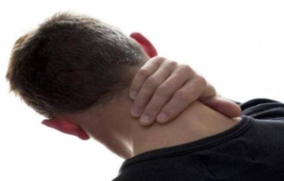 أضرار طقطقة الرقبة أضرار طقطقة الرقبة
