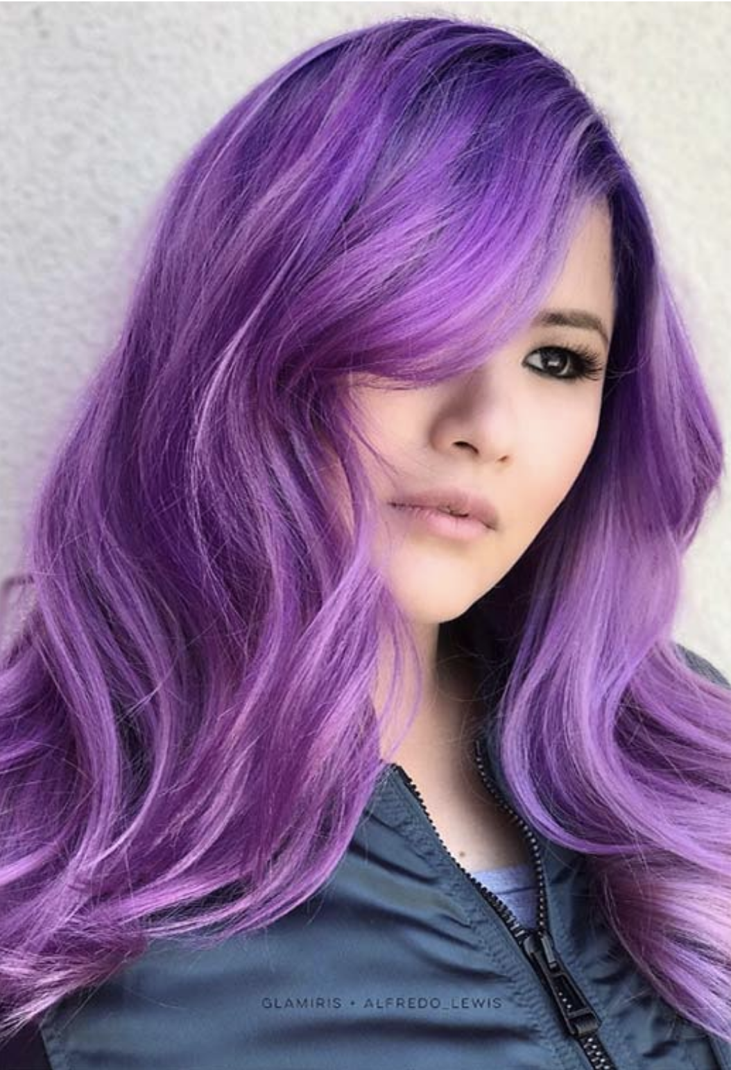Ева Элфи с фиолетовыми волосами