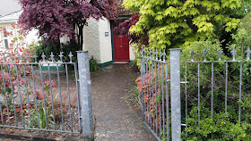 portti, puutarha, punainen ovi