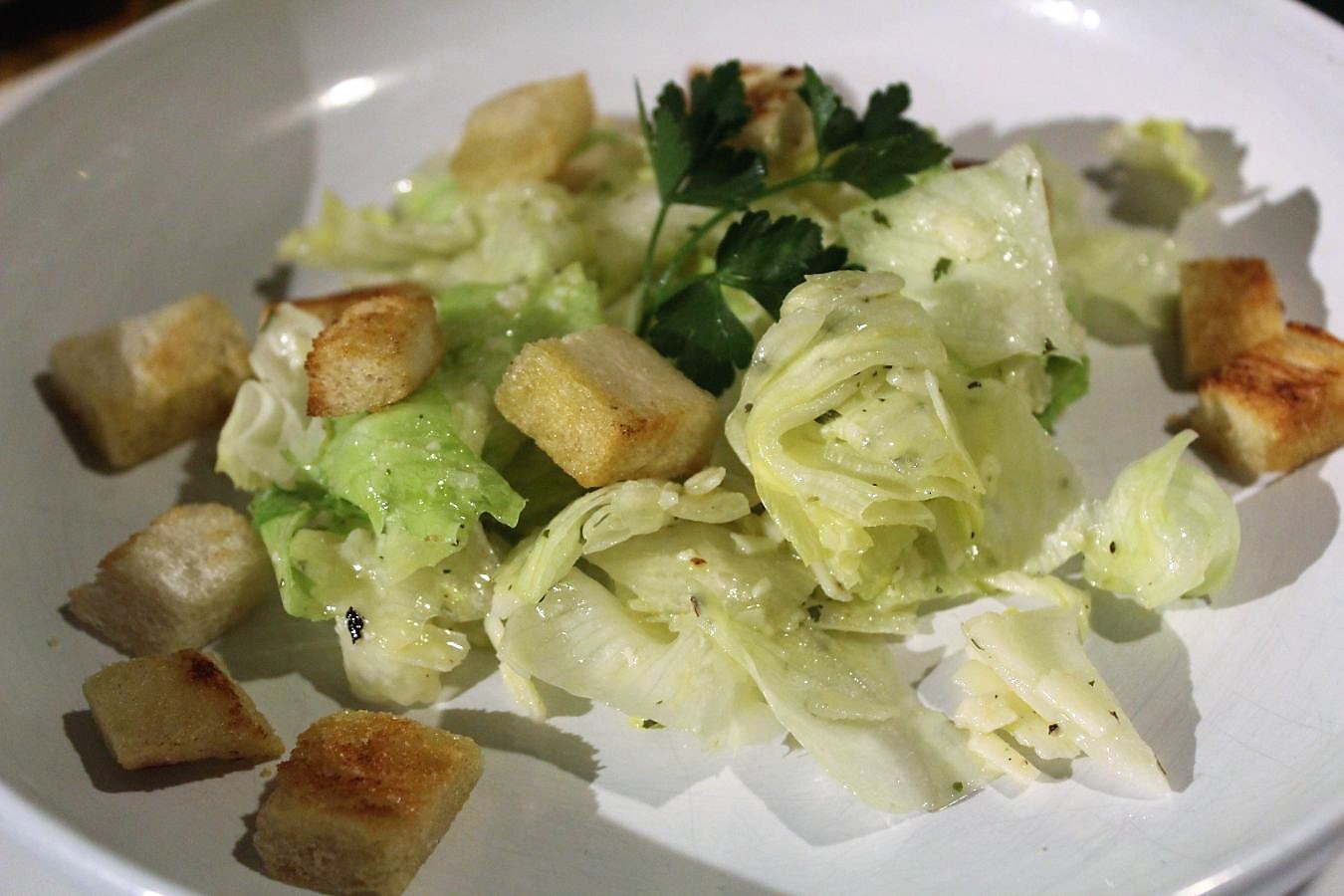 Eisbergsalat mit Croutons, Parmesan und Senfdressing – glatzkoch.de