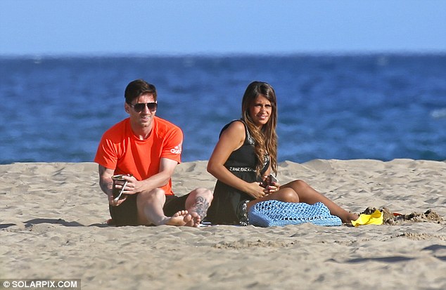 Messi Cools Off With His Lovely WAG At The Beach | Nigeria's Online ...