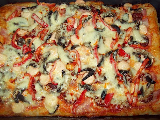 PIZZA CU CREMVUSTI SI ALTELE