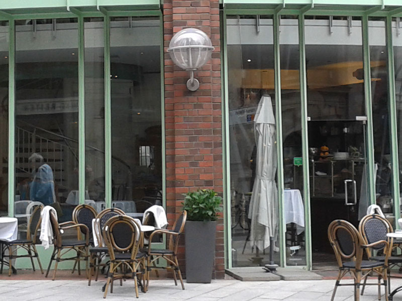 Zwei Linden vor dem Haus Petit Café Hamburg leckerer Blechkuchen