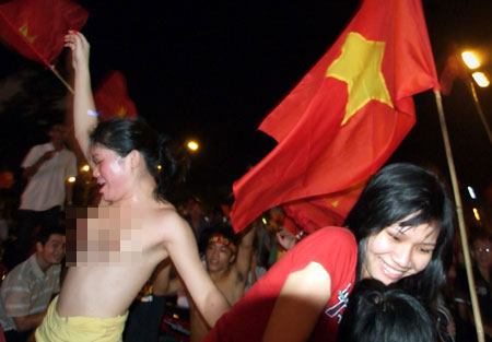 Clip gái xinh lột đồ quẩy trên phố ăn mừng Việt Nam vô địch SEA Games gây bức xúc