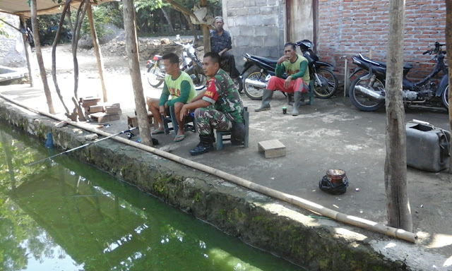 Jalin Keakraban Babinsa Brojol Komunikasi Sosial Bersama Warga Di Pemancingan