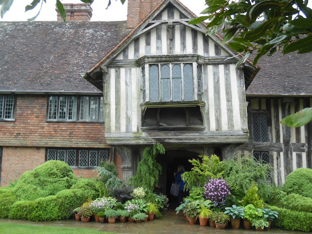 Great Dixter donice w ogrodzie