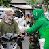 Ranting 10 Koramil 09/Sukolilo Bagikan Nasi Kotak Ke Pengguna Jalan