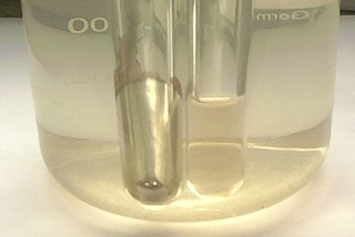 2 tubos usados teste reagente de tollens , Um dando resultado positivo para a presença de aldeido e o outro dando negativo para a presença de aldeído
