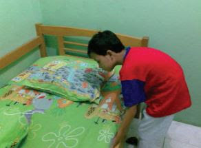 Gambar, seorang anak sedang merapikan tempat tidur (sumber : bukupaket.com), https://bloggoeroe.blogspot.com/