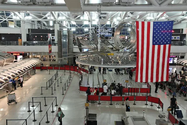 مطار جون كينيدى بنيويورك ينشر قائمة الأموال المفقودة من المسافرين خلال عام 2019