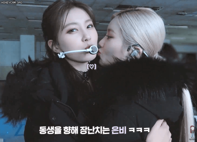 혜원이 볼에 립스틱 묻히는 은비