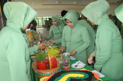 ANGGOTA PERSIT CABANG XLVI KODIM 0725 SRAGEN BANJIR PUJIAN PADA KUNJUNGAN PANGLIMA KODAM IV/DIPONEGORO