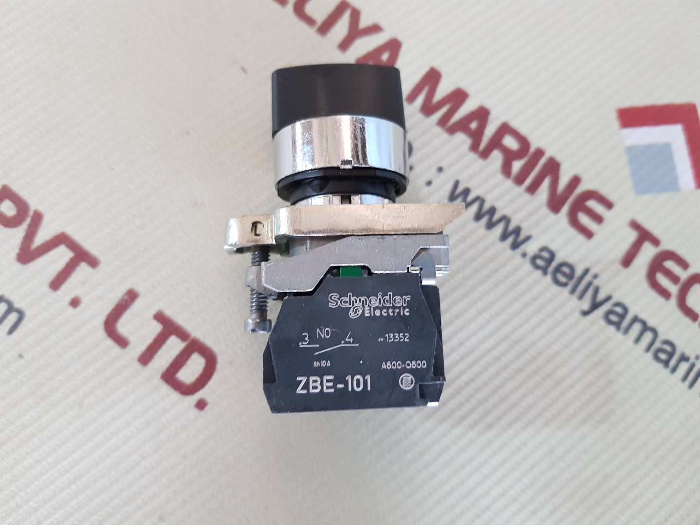 SCHNEIDER ELECTRIC ZBE101 3POSITION SELECTOR SWITCH Aeliya Marine